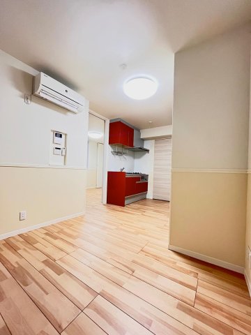 ラパンドール 8.3帖のDKの一角に小さなソファーやテレビも置けます。