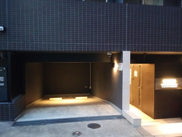 ハーモニーレジデンス中野富士見町 マンション入口すぐ横にある屋根付き駐車場（個別申請）
