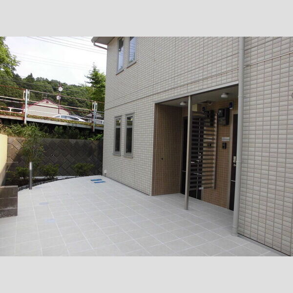 スカイハイツ王子台 玄関前