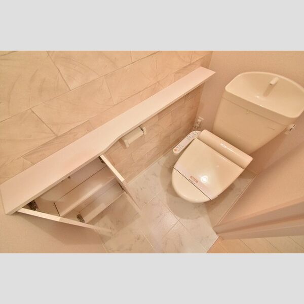 K・fines　B棟302号室 温水洗浄暖房便座 (サイドテーブル&収納付)