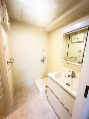 ラパンドール 洗面化粧台は三面鏡＋伸縮ホース内蔵シャワー栓で収納も便利