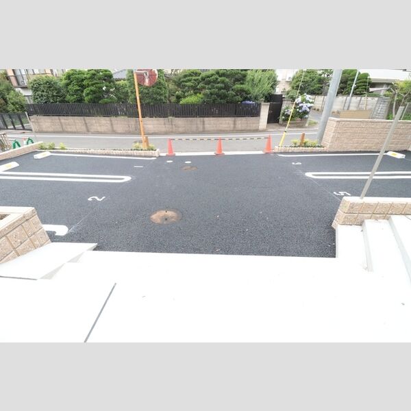 グラナーデ成城学園前C 駐車場