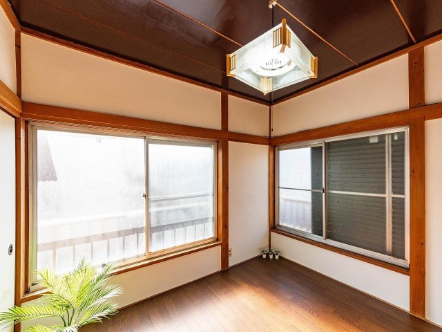 庭付き戸建て馬橋ハウス 2階南西部屋も2面採光で大容量の収納あり・日当たり良好