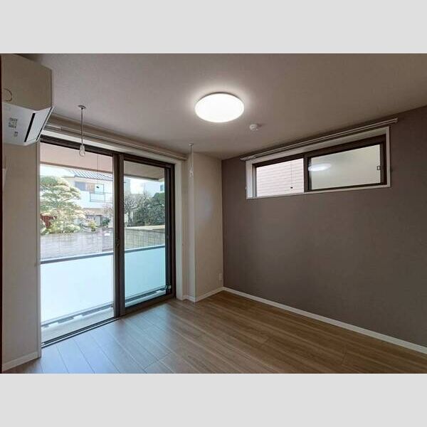 リラフォート　アイナ101号室 5.5帖洋室は二面採光♪