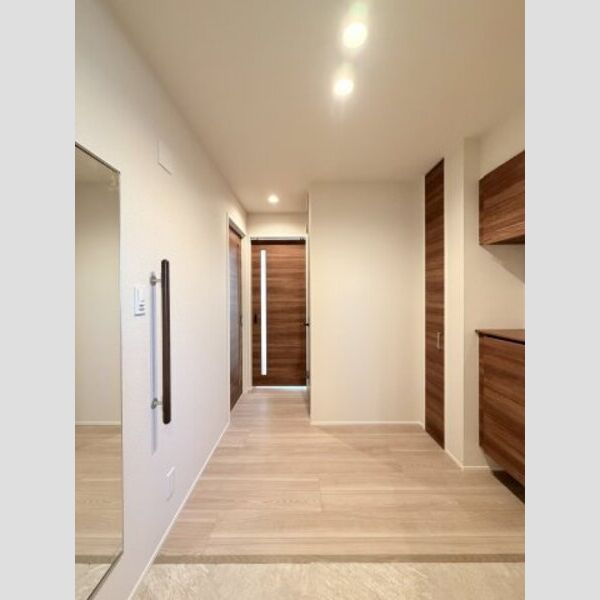 フレジア301号室 玄関が広いと高級感が増します♪