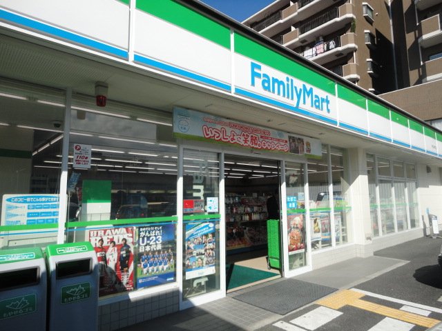 エクセレンス戸田公園 ファミリーマート戸田本町店まで137ｍ
