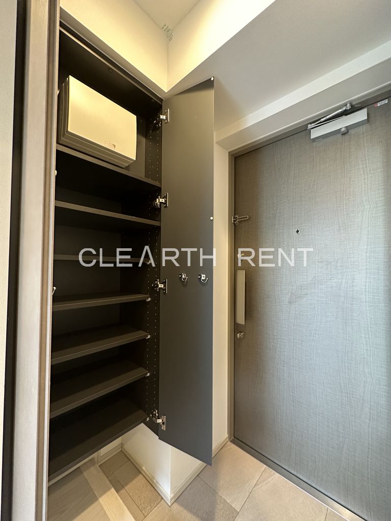 コンシェリア神楽坂 ＣＲＯＳＳＩＡ2階 トール型下足入れ