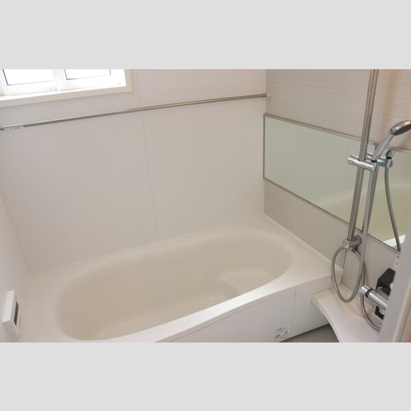 ベルウィル・メゾン 小窓付き・追い焚き機能付きのバス