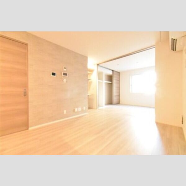 マーリエ Ⅲ102号室 リビングダイニングと居室