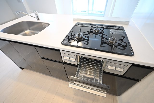 メイクス横浜黄金町 システムキッチン（3口ガスコンロ・グリル付）