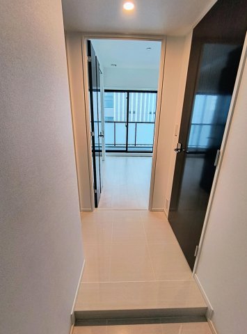 SKY FOREST RESIDENCE タイル張り高級感のある玄関ホール