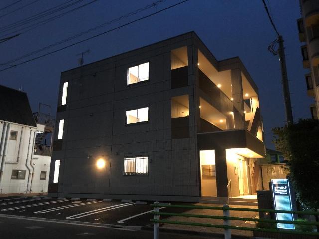 エスペランサ 外観写真（夜）