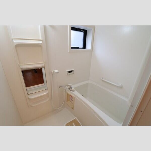 アネシス102号室 追い焚き機能付きバス(窓付き)