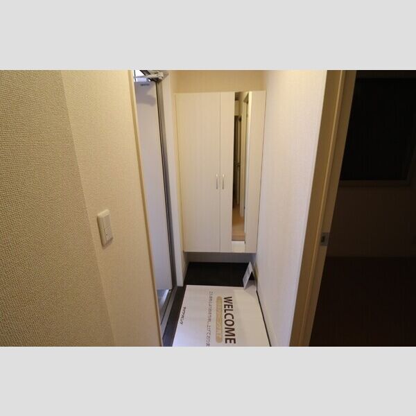 ジェイ・エス・ティ南浦和 玄関