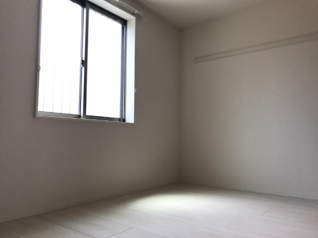 ルミエールドゥース105号室 洋室