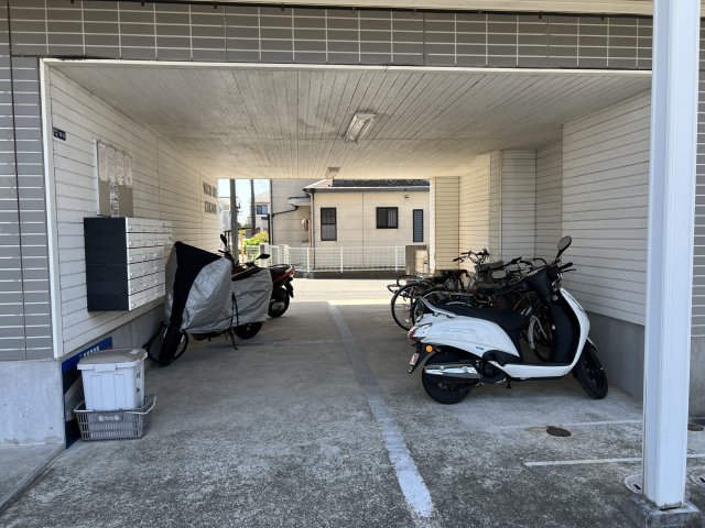 ウッドサイド市川 駐車場