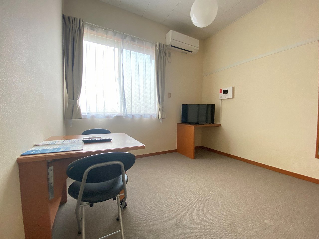 レオパレスカトレア リビング