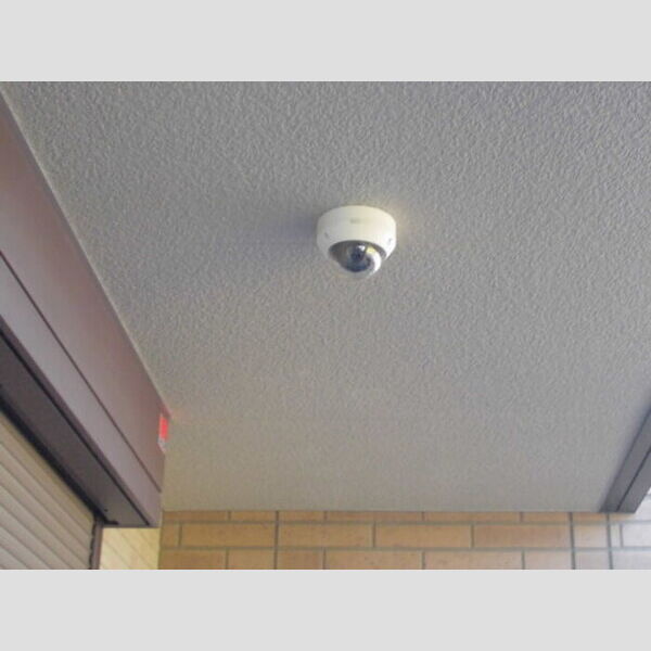 エミネンス302号室 1階外廊下　防犯カメラ(SECOM)