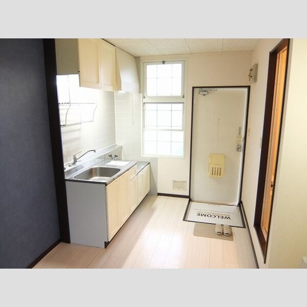 ハイツ　ゆう205号室 和室よりキッチンを望む