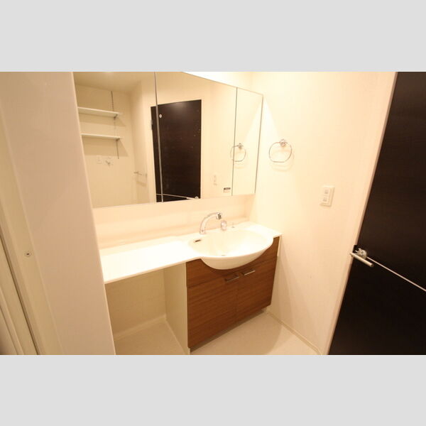 セジュール保塚A203号室 ワイドボールと3面鏡の洗髪洗面化粧台