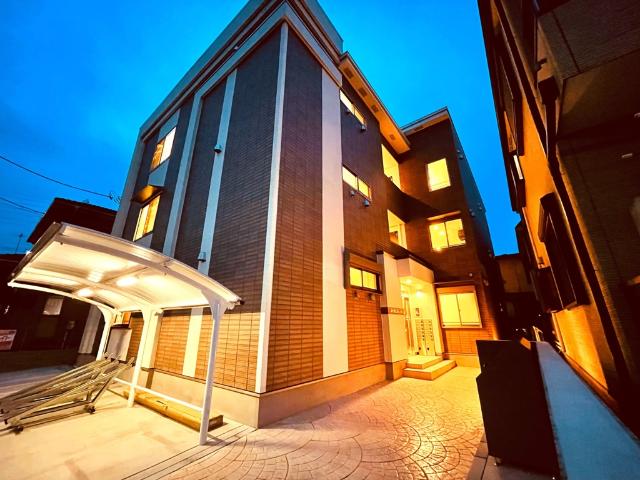 オータムスイート303号室 外観写真（夜）