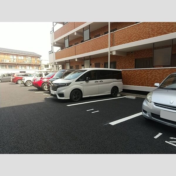 長瀬第三マンション 駐車場