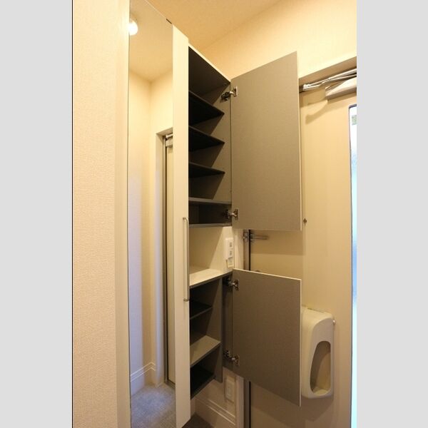 ジュモンターニュ202号室 シューズボックス