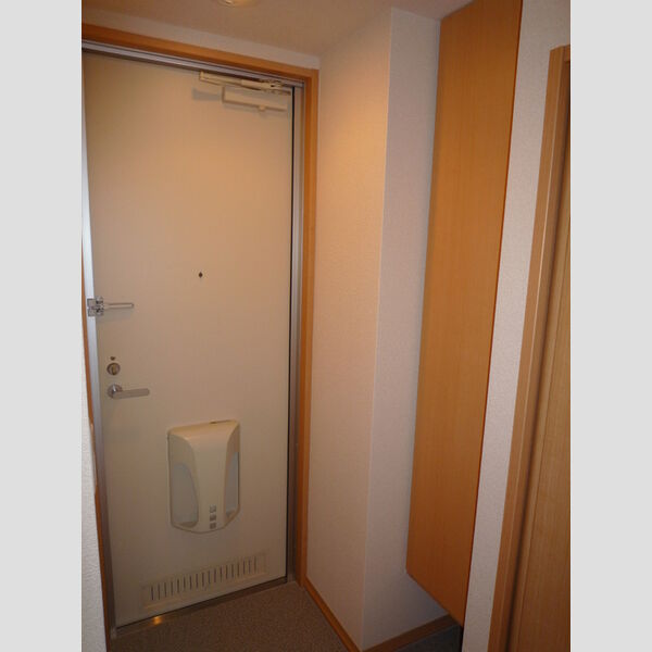 フローラ105号室 玄関