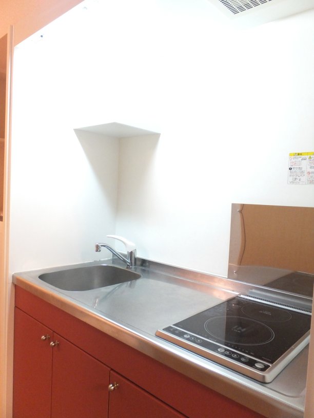 レオパレスアミティエ302号室 広めのキッチン。２口電気コンロ（ラジエントヒーター）です