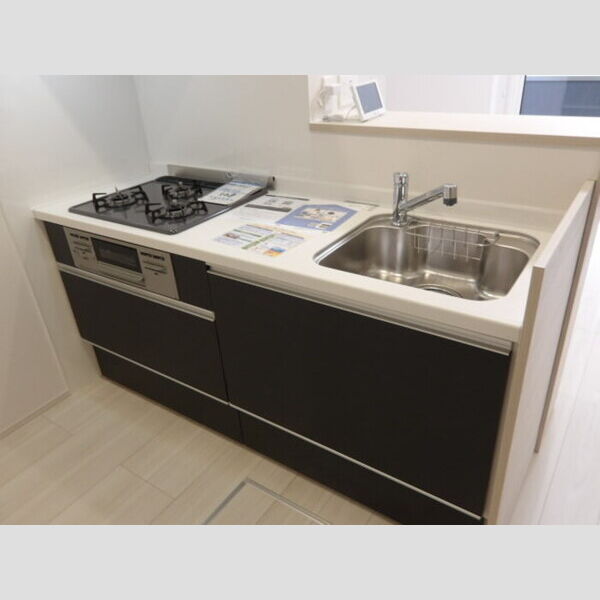 D-Zephyr(ディーゼファー)102号室 対面式3口ガスコンロ付システムキッチン