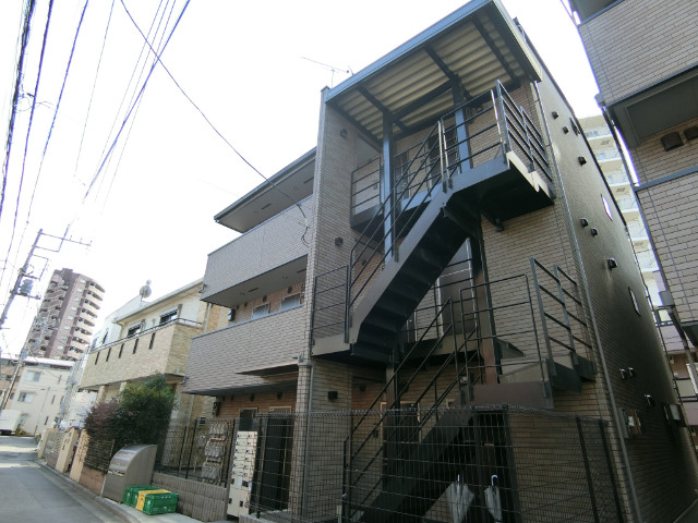 グランクオール朝霞 階段にも屋根があるが嬉しいです