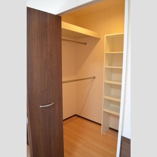 ルアナ姉崎203号室 ウォークインクローゼット(洋室③)