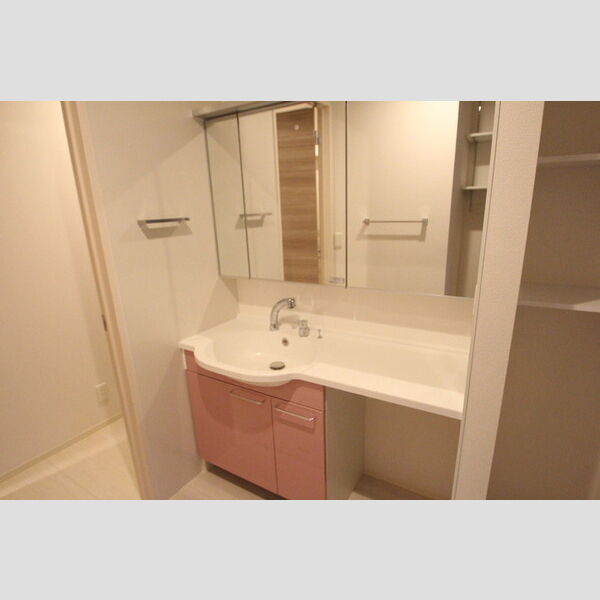 グランドゥール　シャルマン301号室 ワイド3面ミラーの洗髪洗面化粧台♪