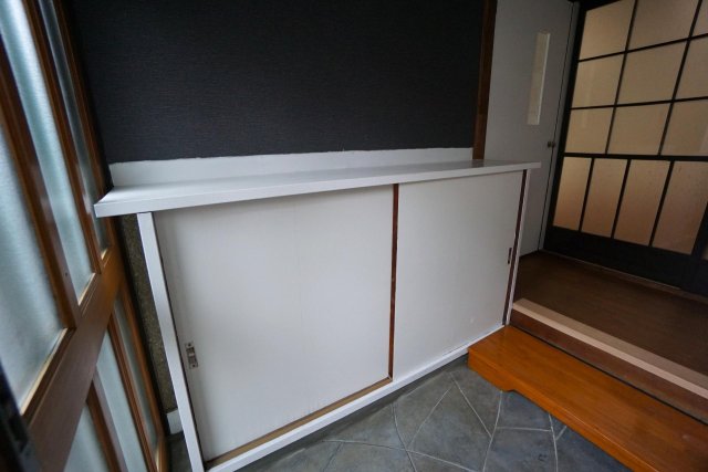 松戸市小金戸建 たっぷり入る玄関のシューズケース。