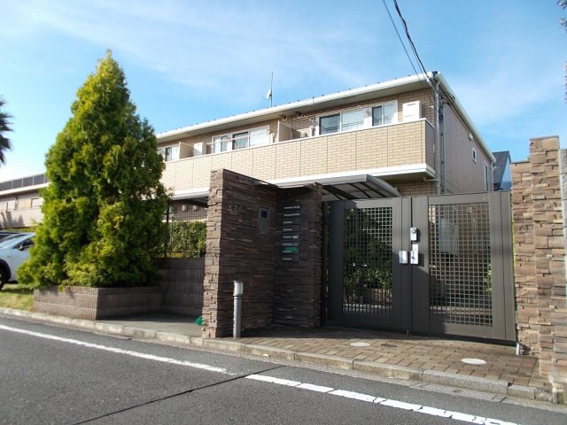 エスポワール103号室 ごみ置き場とオートロック門扉です。