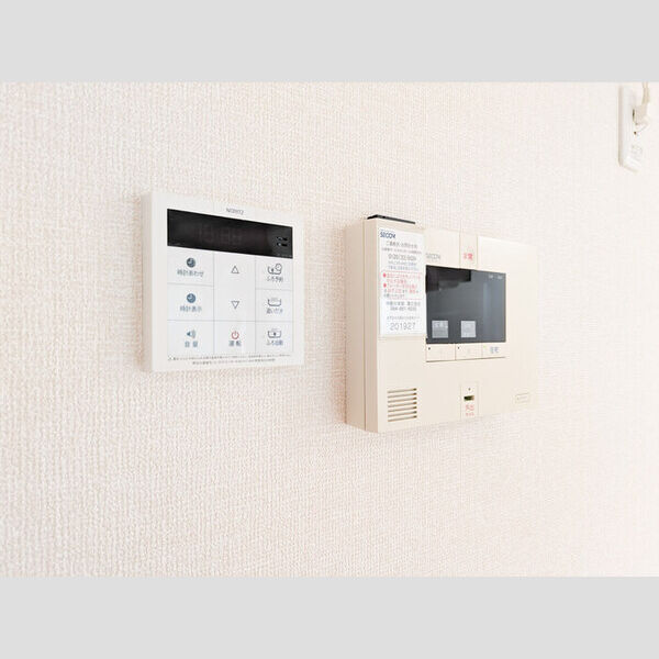 ヴィラ ホースシュー101号室 セコムのセキュリティシステム、給湯器リモコン