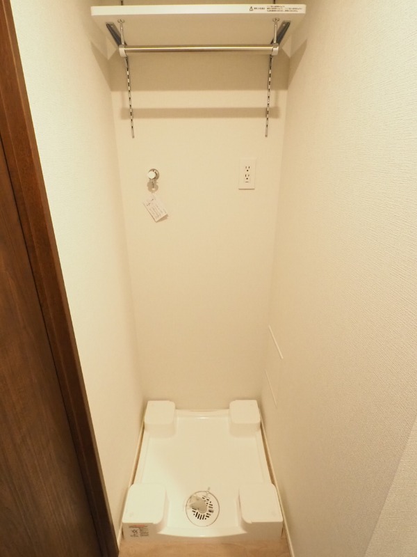 ドゥーエ梅屋敷3階 洗濯機置き場