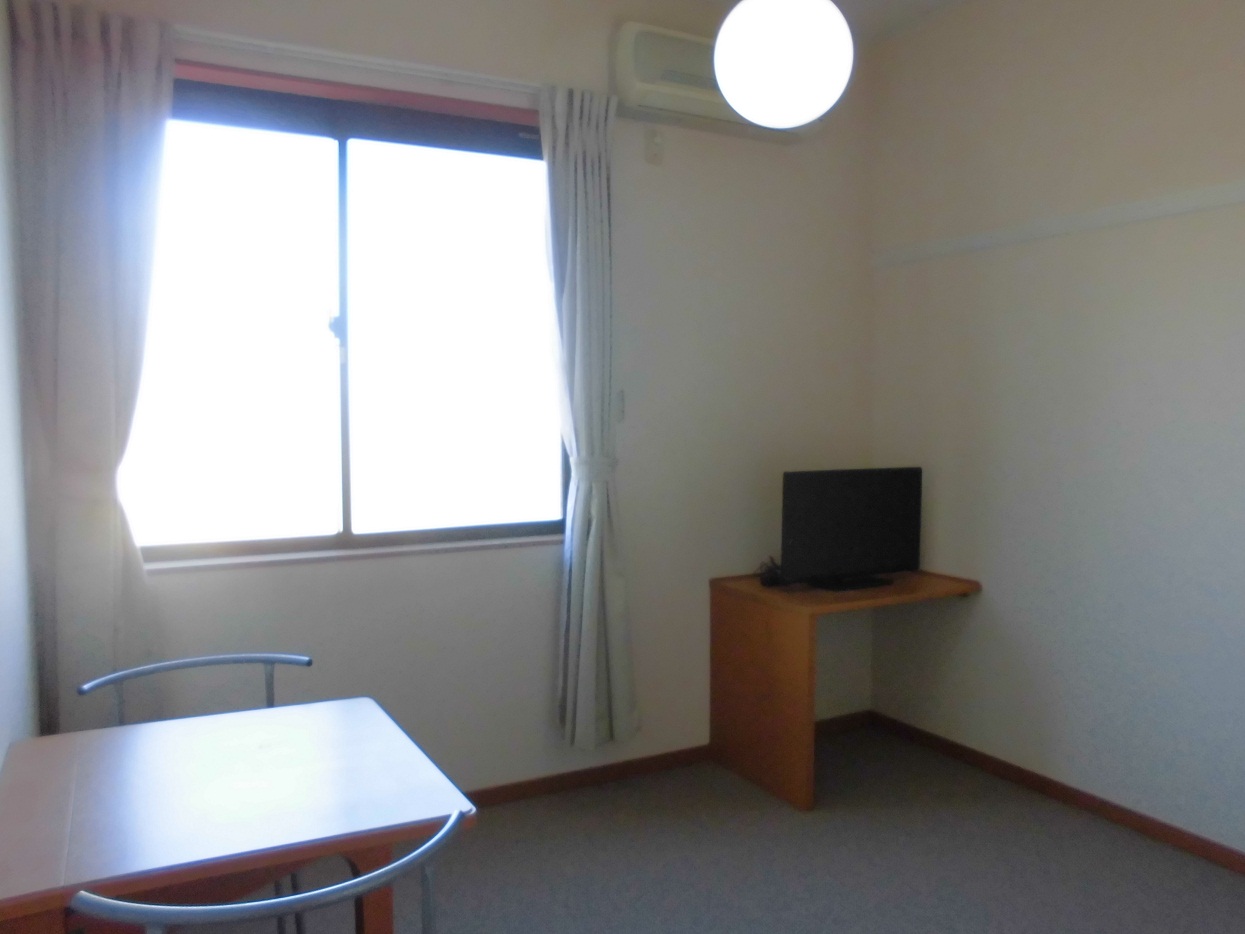 レオパレスＢｌｏｏｍｉｎｇ207号室 机・テレビ・エアコン