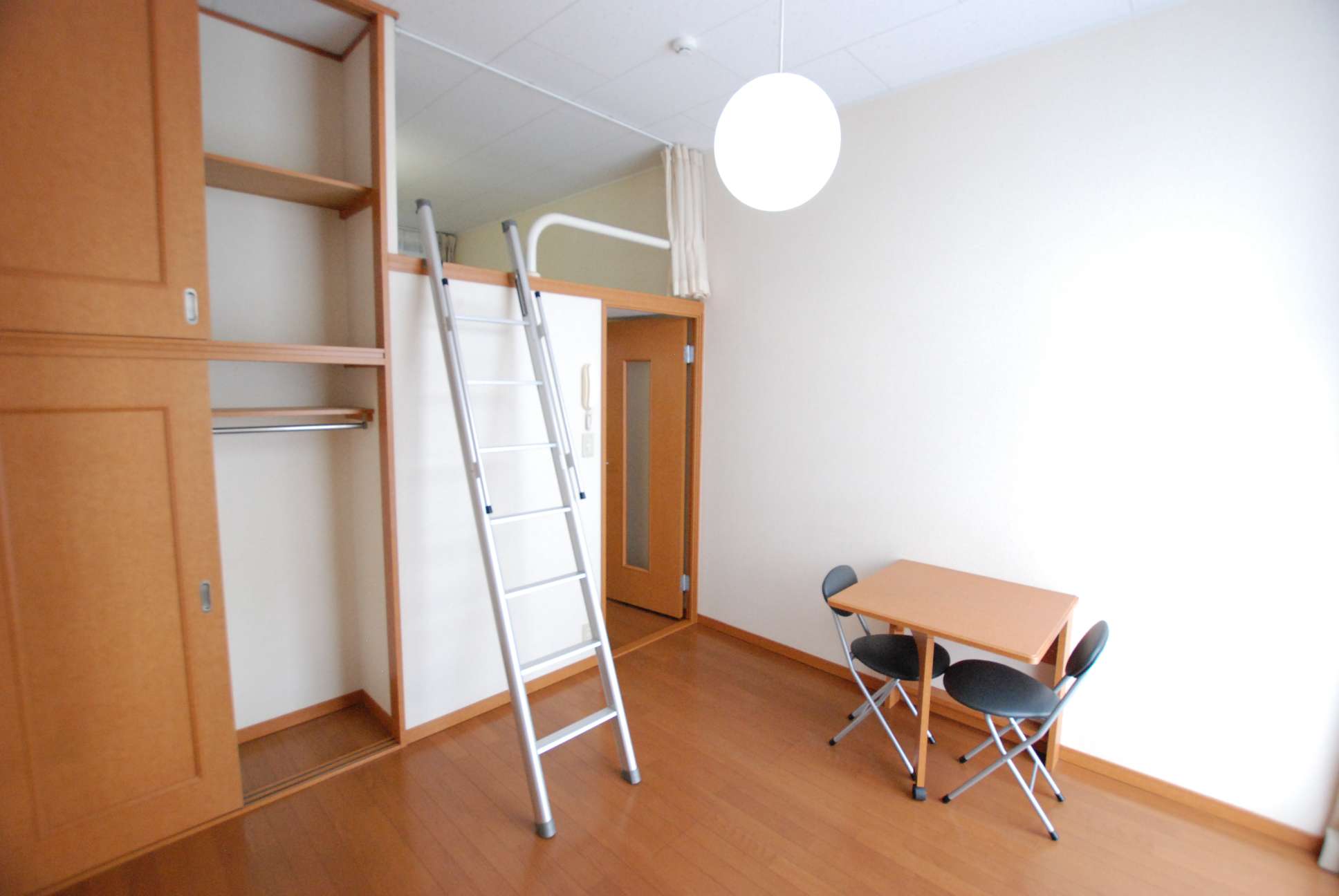 レオパレスふじみ 1階フローリング、2階カーペット