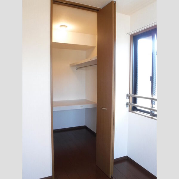 ロイヤルクレッセント西登戸305号室 ウォークインクローゼット