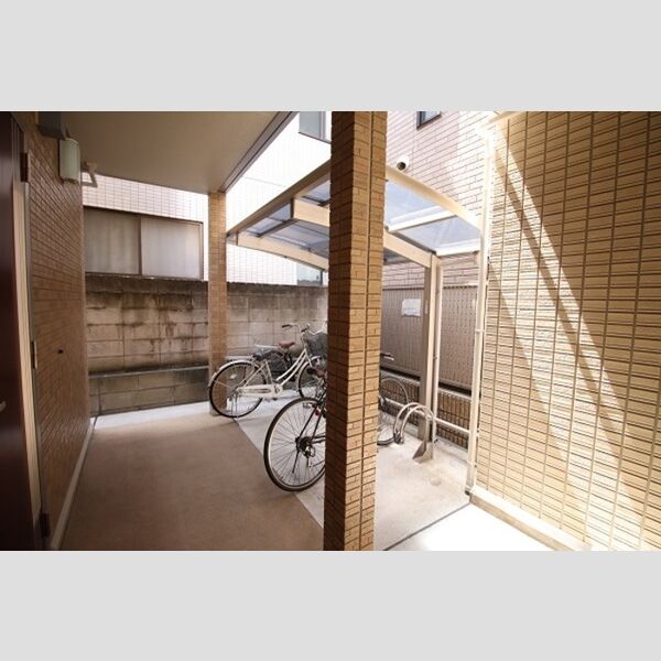 グランドゥール西巣鴨102号室 屋根付き自転車駐輪場