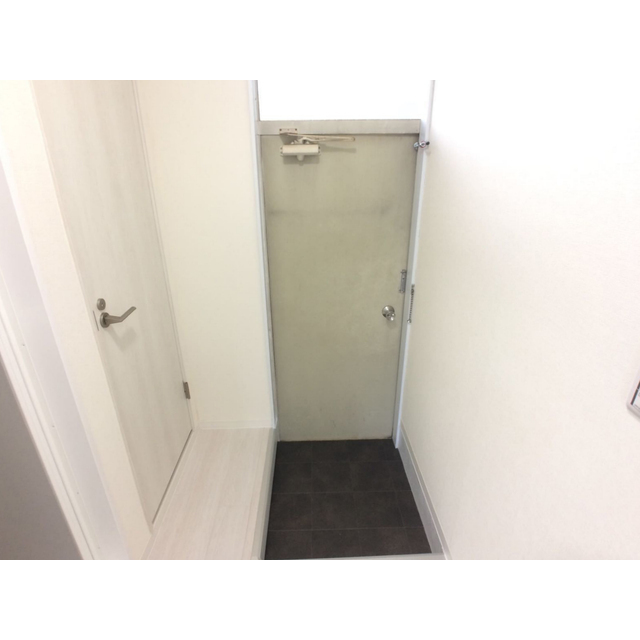 スリーパインズ204号室 玄関