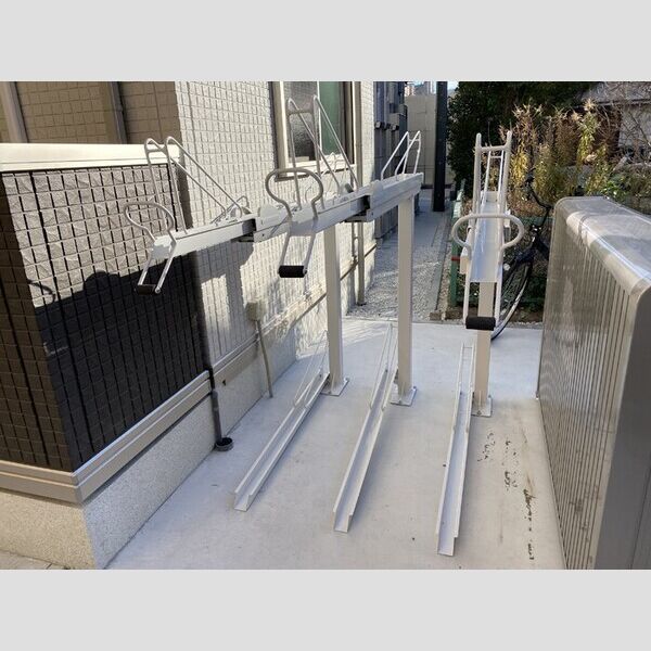 グラナーデ堀切 駐輪ラック(一部平置きの区画もあります。)