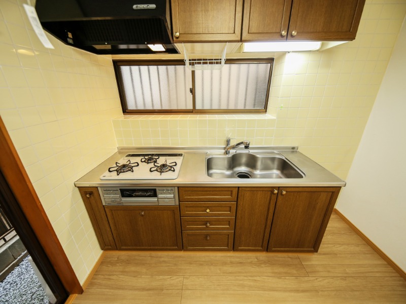 北中沢２丁目貸家 3口コンロ　グリル付き　窓は換気が出来るので嬉しいです