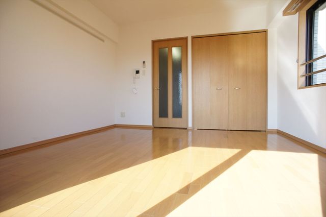 エクセルグランデ高洲0501号室 家具の配置がしやすい、正方形の9.1帖