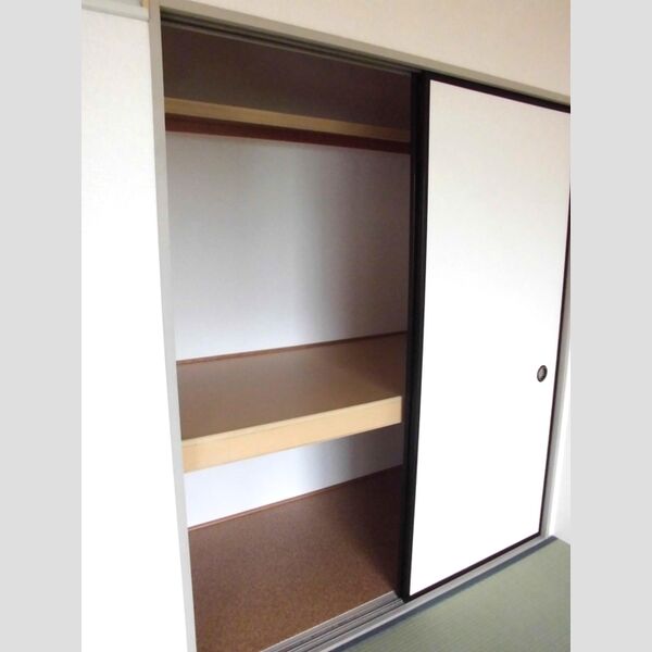 ドミールエム　弐番館 押入♪