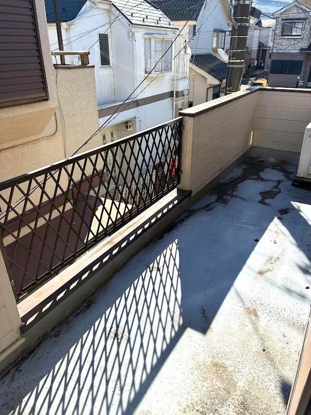 柏市東中新宿3丁目戸建 2階洋室外側には洗濯物がたくさん干せるバルコニーがあります