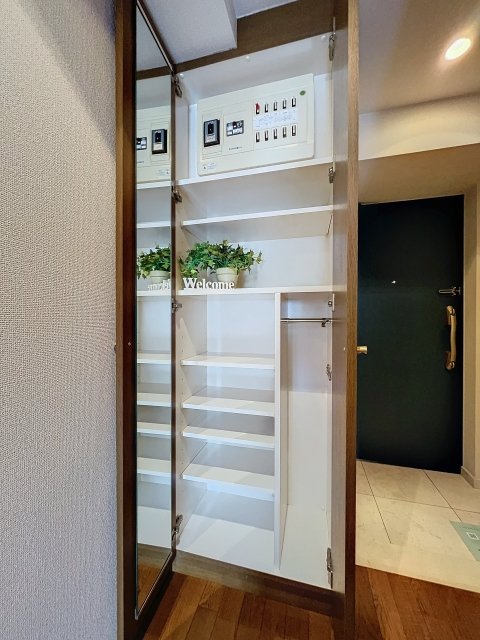 パレステュディオ新宿パークサイド 靴入※家具･小物はイメージです※