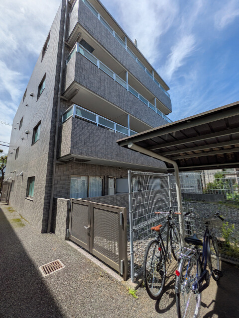 プラティーク馬事公苑(E-180)3階 駐輪場