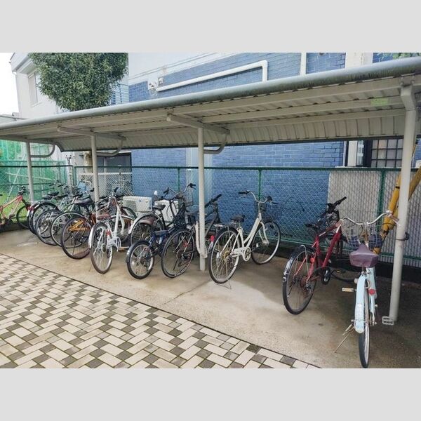 ハイムリベェール207号室 屋根付き駐輪場